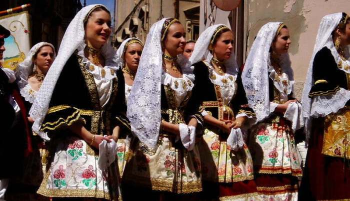 Traditional italian wedding dress